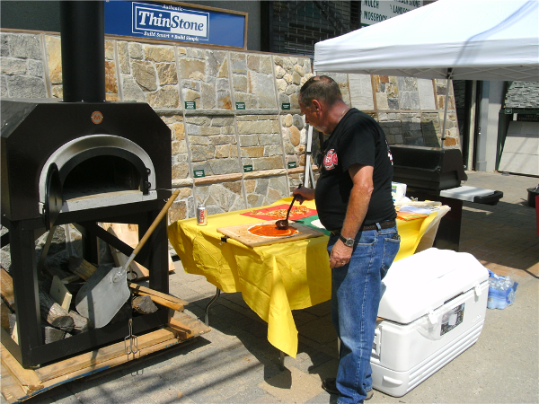 Dave Fisk makes pizza